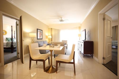 Courtleigh Hotel and Suites_2_image