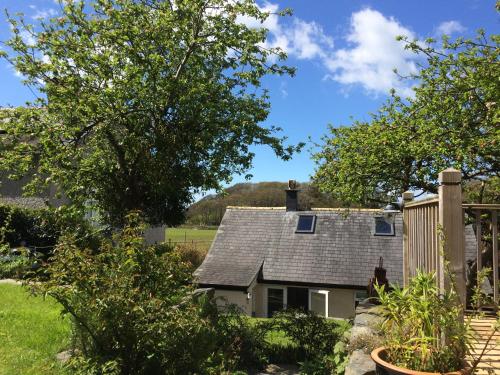 Lovely cottage in Snowdonia, private hot tub, by mountains & award winning beach