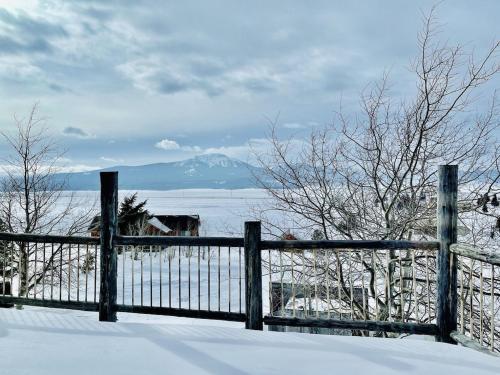 Hillside Retreat 15 miles to Yellowstone - Lake & Mountain Views - Wifi - Newly Remodeled