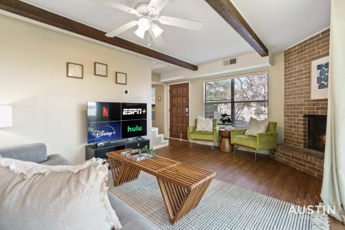Walk to Zilker Patio w a View Elevated Balcony in Austin, USA