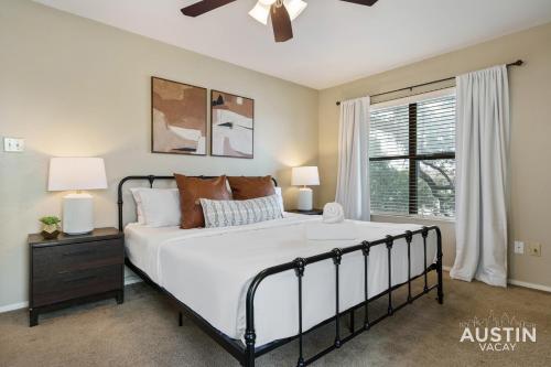 Walk to Zilker Patio w a View Elevated Balcony in Austin, USA