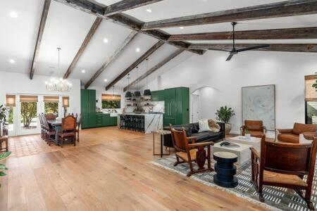 Casa Alegre luxurious home with hot tub in Fredericksburg, USA