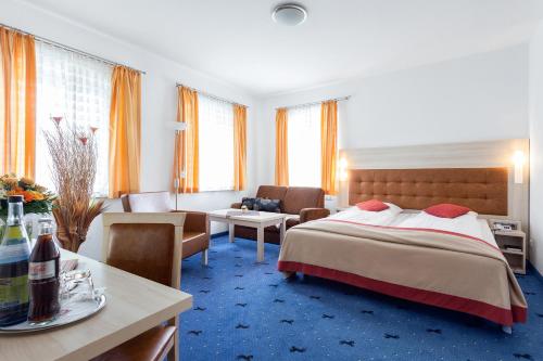 1 king bed, 2 twin beds