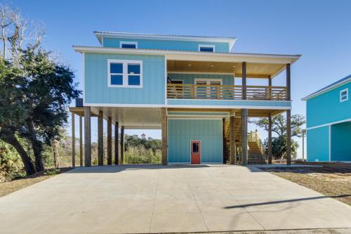 Long Beach House with Charcoal Grill Steps to Shore