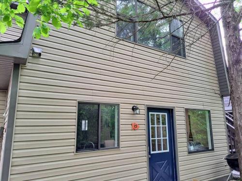 TimberPoint 3 - Indian Point Cabin with Pool! Near Silver Dollar in Branson, USA