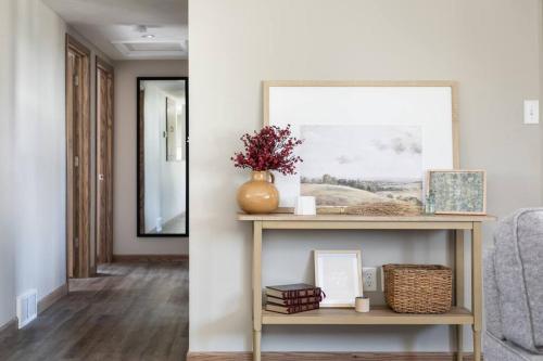 Upscale Urban Oasis: Spacious & Chic with Hot Tub! in Traverse City, USA