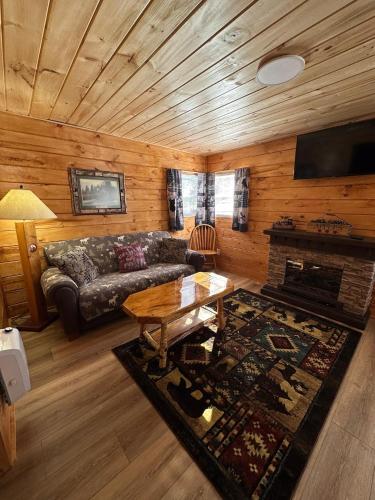 Rowe's Adirondack Cabins of Schroon Lake