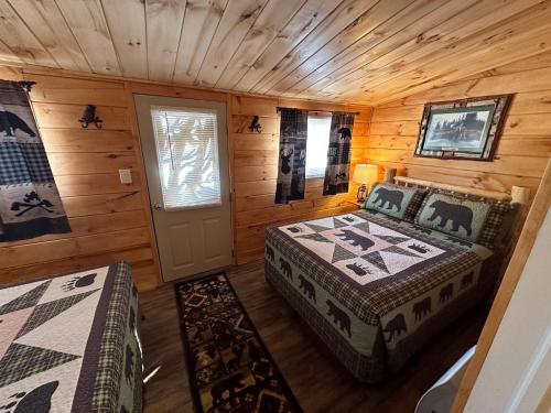 Rowe's Adirondack Cabins of Schroon Lake