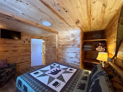Rowe's Adirondack Cabins of Schroon Lake 5