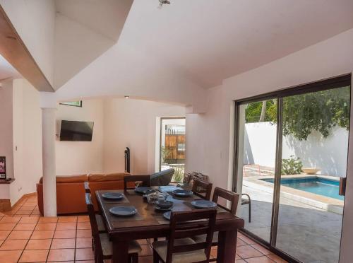 Casa Juarez: Great 4BR house w/ POOL & GAMES, perfect for Parties & Family in La Paz, Mexico