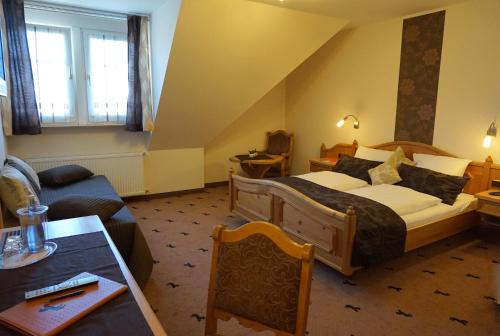 2 twin beds, 1 sofa bed