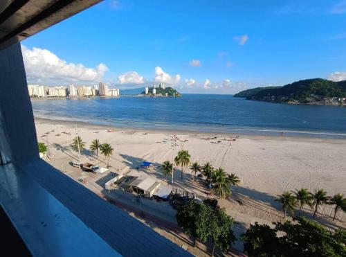 Pé na areia, frente para o mar