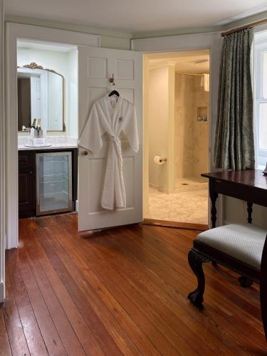 Chatham Room - Lower Level King image 8
