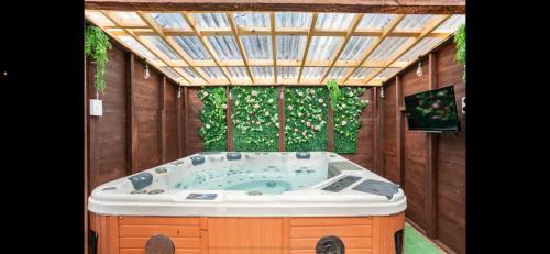 Captivating 2 bedroom home with jacuzzi and conservatory