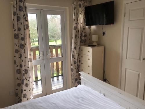 Cosy 3 Bed lodge on 35 acre Holiday Estate