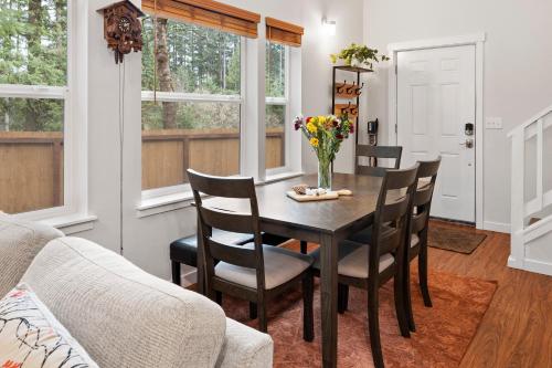 Mt. Rainier Cabin w/hot tub in แอชฟอร์ด (วอชิงตัน)