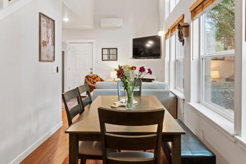 Mt. Rainier Cabin w/hot tub in แอชฟอร์ด (วอชิงตัน)