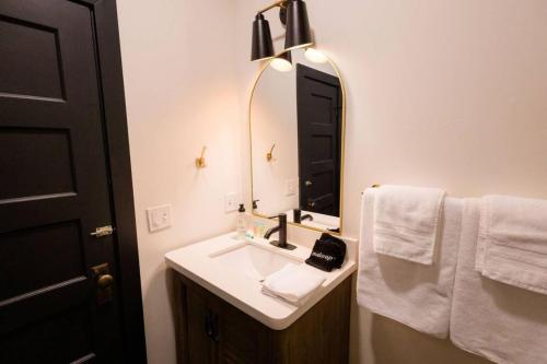 Speakeasy 2 Room Suite (Rm 4)