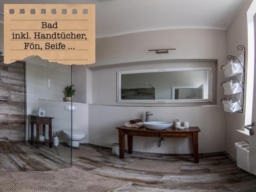 ฝักบัว, ALTE SCHULE WITTENBERG, 3 Ferienwohnungen für bis zu 12 Personen, an der Elbe, mit Garten (ALTE SCHULE WITTENBERG, 3 Ferienwohnungen fur bis zu 12 Personen, an der Elbe, mit Garten) in ลูเทอร์สตัดท์ วิทเทินเบร์ก