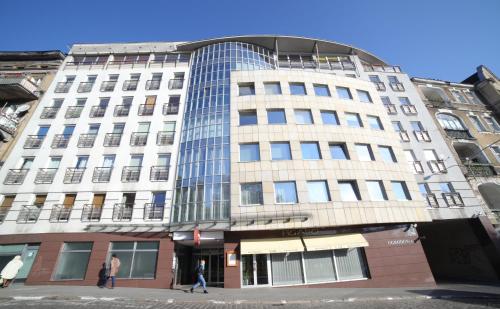 Platinum Palace Apartments - image 12