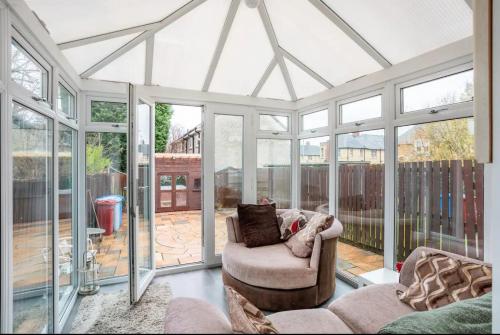 Captivating 2 bedroom home with jacuzzi and conservatory