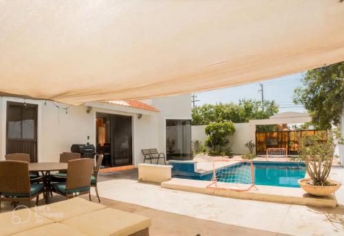 Casa Juarez: Great 4BR house w/ POOL & GAMES, perfect for Parties & Family in La Paz, Mexico