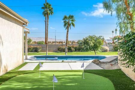 Luxurious Getaway Near Coachella Stagecoach Pool Putting Green Parking Firepit Sleeps 11 in Indio, USA