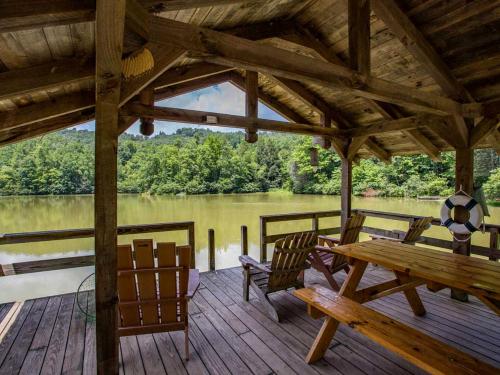 Trail Magic Pet-friendly, Deck, Fire Pit & Year-round Mountain Views! in Old Fort, USA