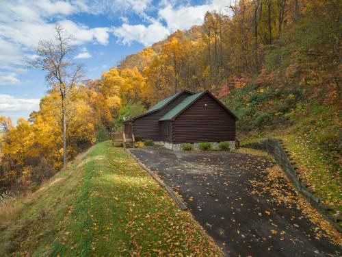 Trail Magic Pet-friendly, Deck, Fire Pit & Year-round Mountain Views! in Old Fort, USA