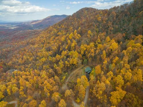 Trail Magic Pet-friendly, Deck, Fire Pit & Year-round Mountain Views! in Old Fort, USA
