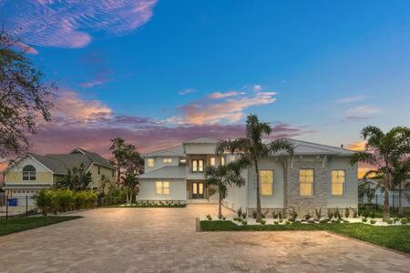 Infinity Pool Paradise I Luxe Waterfront Living in Edgewater (FL)
