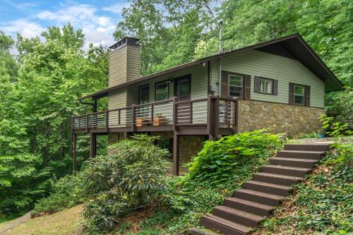 The Sunset Chalet Pet-friendly, Deck & 5 Minutes to Black Mountain! in Black Mountain, USA