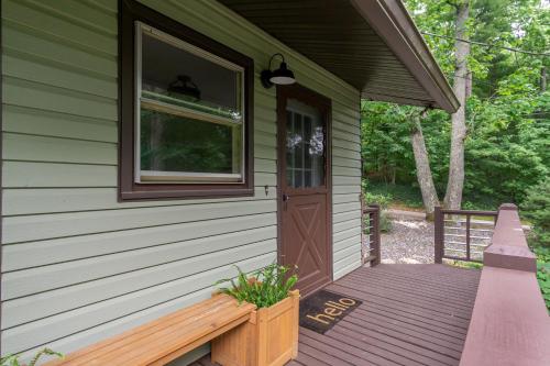 The Sunset Chalet Pet-friendly, Deck & 5 Minutes to Black Mountain! in Black Mountain, USA