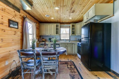 Rustic Mount Perry Cabin Near Fishing Pond and Farm