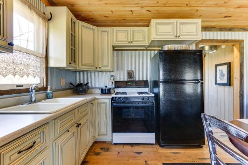 Rustic Mount Perry Cabin Near Fishing Pond and Farm