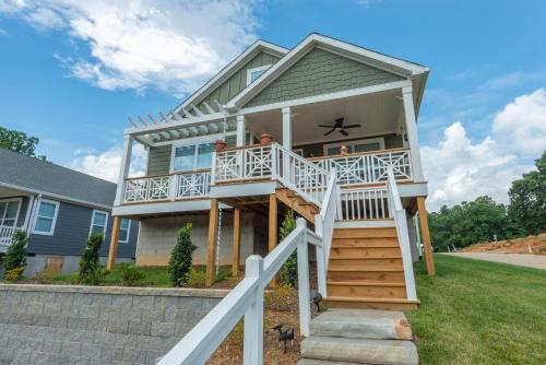 Owls Roost Pet-Friendly, WIFI & Mountain Views! in Black Mountain, USA