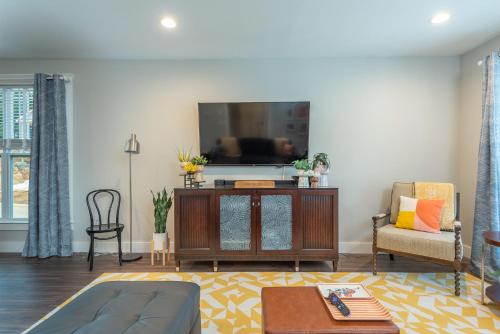 Owls Roost Pet-Friendly, WIFI & Mountain Views! in Black Mountain, USA