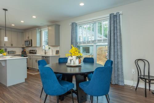 Owls Roost Pet-Friendly, WIFI & Mountain Views! in Black Mountain, USA