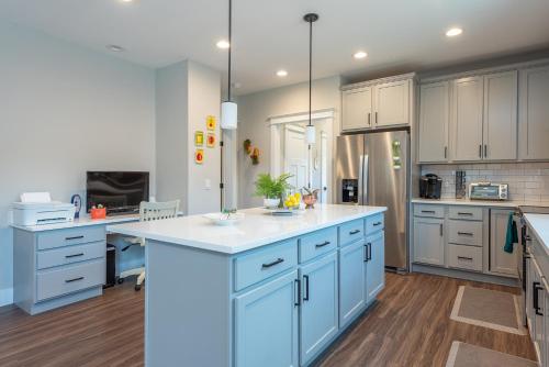 Owls Roost Pet-Friendly, WIFI & Mountain Views! in Black Mountain, USA