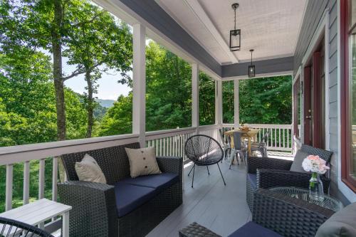 Carolina Blue Pet Friendly, Deck, Treetop Views in Black Mountain, USA