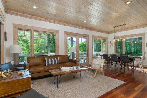 Carolina Blue Pet Friendly, Deck, Treetop Views in Black Mountain, USA