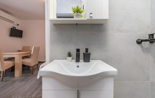 One-Bedroom Apartment with Terrace and Sea View image 8