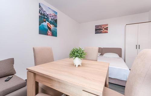 One-Bedroom Apartment with Terrace and Sea View image 4