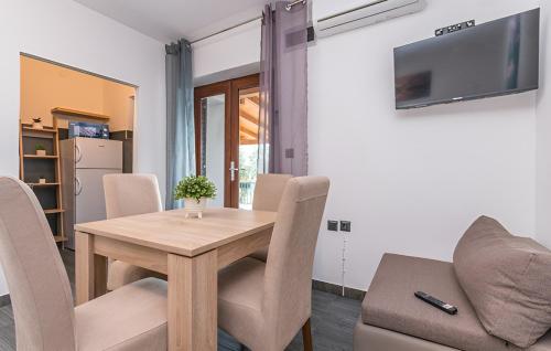 One-Bedroom Apartment with Terrace and Sea View image 3