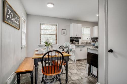 Chic Home with Huge Grassy Yard 7 mins to Arrowhead Stadium Chic Home with Huge Grassy Yard 7 mins to Arrowhead Stadium