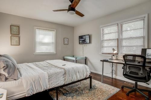 Chic Home with Huge Grassy Yard 7 mins to Arrowhead Stadium Chic Home with Huge Grassy Yard 7 mins to Arrowhead Stadium