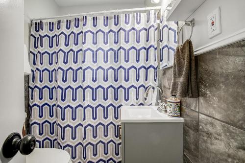 Chic Home with Huge Grassy Yard 7 mins to Arrowhead Stadium Chic Home with Huge Grassy Yard 7 mins to Arrowhead Stadium