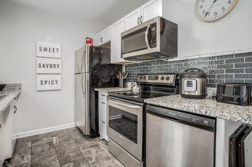 Chic Home with Huge Grassy Yard 7 mins to Arrowhead Stadium Chic Home with Huge Grassy Yard 7 mins to Arrowhead Stadium