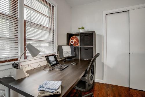 Chic Home with Huge Grassy Yard 7 mins to Arrowhead Stadium Chic Home with Huge Grassy Yard 7 mins to Arrowhead Stadium