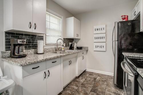 Chic Home with Huge Grassy Yard 7 mins to Arrowhead Stadium Chic Home with Huge Grassy Yard 7 mins to Arrowhead Stadium